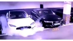 Video: Tesla Model S in fiamme in Cina ma guida autonoma nel 2020