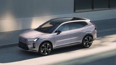 Volvo XC70 2025: nuovo SUV plug-in hybrid da 200 km di autonomia