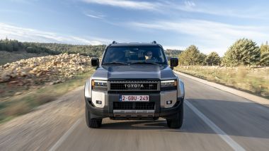 Vista frontale della Toyota Land Cruiser Hybrid 48V