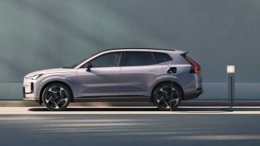 Vista laterale della nuova Volvo XC70 plug-in hybrid