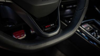 Volante con logo dedicato