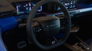 Volante e strumentazione di Ypsilon HF