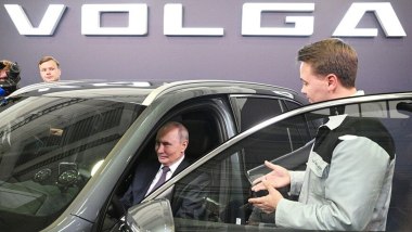 Volga torna in Unione Sovietica: il Presidente Vladimir Putin visita la sede e valuta le auto
