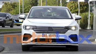 Volkswagen Aero B: le foto spia della tre volumi elettrica, visuale frontale