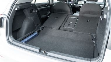 Volkswagen Golf 1.0 eTSI DSG Life, il bagagliaio con i sedili reclinati