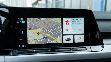 Volkswagen Golf 1.0 eTSI DSG Life, lo schermo dell'infotainment