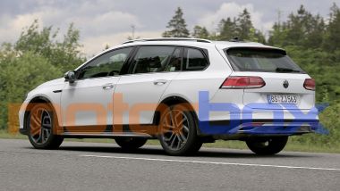 Volkswagen Golf Alltrack 2021: visuale di 3/4 posteriore