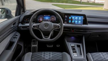 Volkswagen Golf eTSI: gli interni