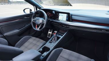 Volkswagen Golf GTI con cambio manuale: gli interni