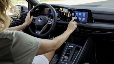 Volkswagen Golf Mk8: richiamo per problemi di software