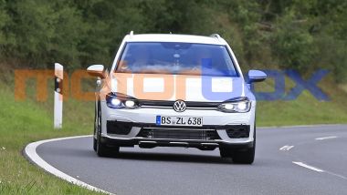 Volkswagen Golf R Variant 2021: vista da davanti
