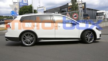 Volkswagen Golf R Variant 2021: visuale laterale