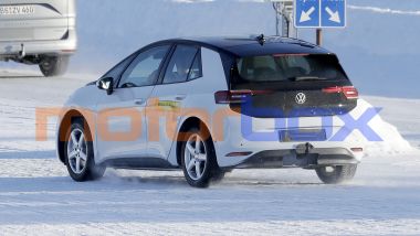 Volkswagen ID.2, la neve sollevata indica la trazione anteriore