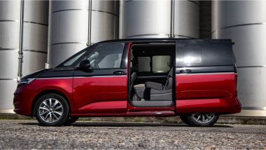 Volkswagen Multivan 2.0 TDI Life DSG, le porte scorrevoli aperte