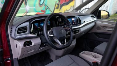 Volkswagen Multivan 2.0 TDI Life DSG, volante e strumentazione