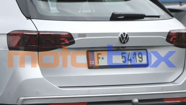 Volkswagen Passat B9, dettaglio delle camuffature al posteriore