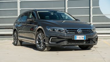 Volkswagen Passat Variant Hybrid Plug-In GTE: visuale di 3/4 anteriore