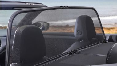 Volkswagen T-Roc Cabriolet: il comodo frangivento per quando si va in autostrada