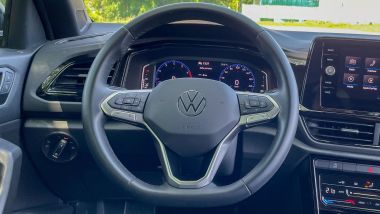 Volkswagen T-Roc Cabriolet: il volante con i pratici tasti fisici