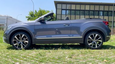 Volkswagen T-Roc Cabriolet: visuale laterale con capote aperta
