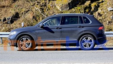 Volkswagen Tiguan 2021 facelift: visuale laterale
