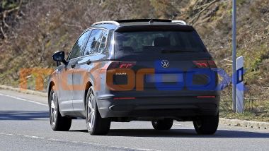 Volkswagen Tiguan 2021 facelift: visuale posteriore