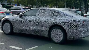 Volkswagen-XPeng: i prototipi camuffati della berlina di Wolsburg durante i collaudi