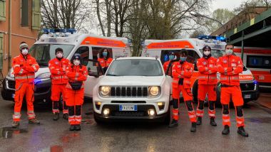 Volontari di ANPAS con un'auto di Leasys