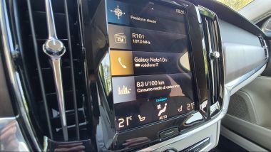 Volvo V90 T6 Recharge Plug-in Hybrid AWD Inscription, il display dell'infotainment Sensus