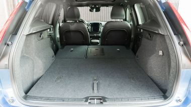 Volvo XC40 Recharge Twin AWD: a divano abbassato si crea un fondo piatto