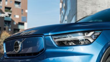 Volvo XC40 Recharge Twin AWD: i gruppi ottici anteriori
