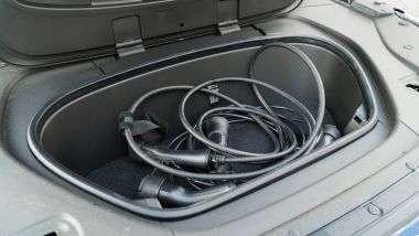 Volvo XC40 Recharge Twin AWD: il frunk anteriore ospita comodamente i cavi di ricarica
