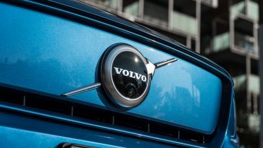 Volvo XC40 Recharge Twin AWD: la griglia frontale chiusa 