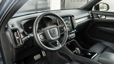 Volvo XC40 Recharge Twin AWD: razionale e ben fatto il posto guida