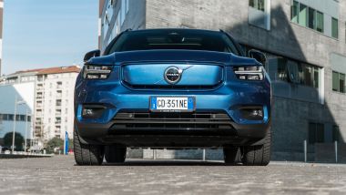 Volvo XC40 Recharge Twin AWD: visuale frontale