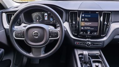 Volvo XC60 AWD Momentum Pro, l'infotainment con interfaccia Sensus