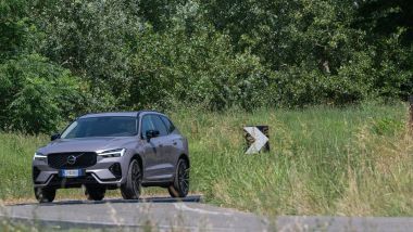 Volvo XC60 T6 2026: comfort e e di guida su tutto