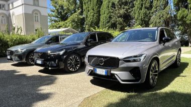 Volvo XC60 T6 2026: i SUV con motore ibrido alla spina schierati per la prova su strrada