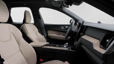 Volvo XC60 T6 2026: l'abitacolo lussuoso, confortevole e ad alto contenuto tecnologico