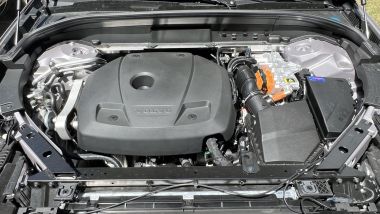 Volvo XC60 T6 2026: sulla T6 il quattro cilindri 2.0 turbo-benzina eroga in totale 350 CV