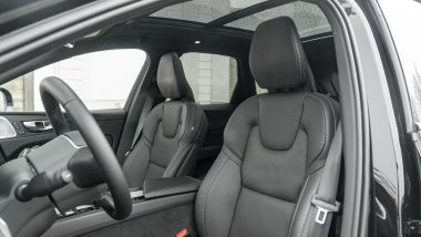 Volvo XC60 T8 AWD Recharge: i sedili sportivi anteriori con regolazioni elettriche