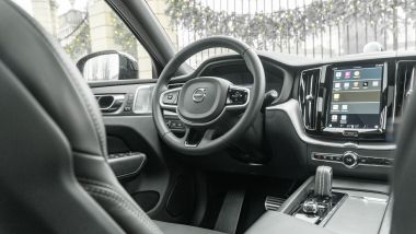 Volvo XC60 T8 Recharge Plug-in Hybrid AWD, il volante