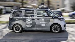 VW ID. Buzz AD (2025), il video test del Bulli a guida autonoma