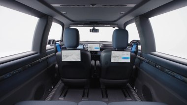 Waymo: l'abitacolo del robotaxi Ojai con i due schermi per i passeggeri posteriori
