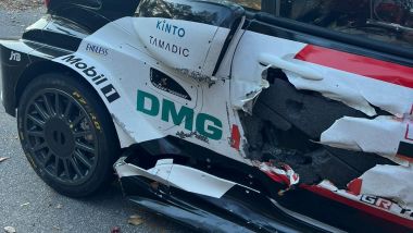 WRC 2022, Rally Giappone: Il danno sulla fiancata della Toyota Yaris di Sebastien Ogier | Foto: wrc.com