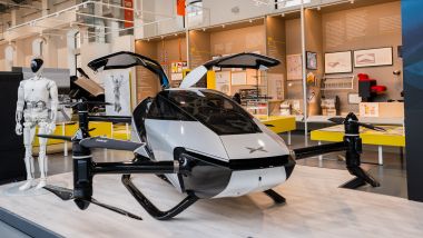 Xpeng Land Aircraft Carrier: il drone biposto trasportato dal van e il robot umanoide Iron