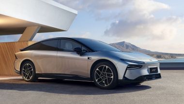 XPeng P7: la berlina elettrica cinese con head-up display da 87 pollici