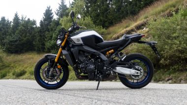 Yamaha MT-09SP 2024, anche da ferma si nota come sia cambiata l'ergonomia e la distribuzione dei pesi