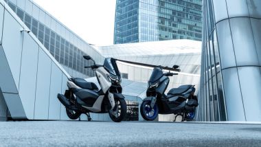 Yamaha NMax 125 2025: a sinistra il Tech Max