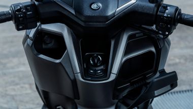 Yamaha NMax 125 2025: i vani nel retroscudo